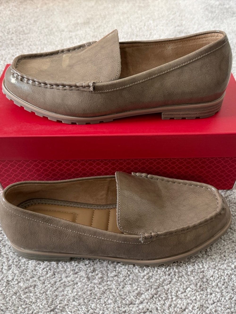New Womens Taupe Faux Patent Loafer Size 7